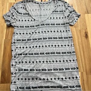 Mudd Everyday Tee Black & White Tribal Print – Size M